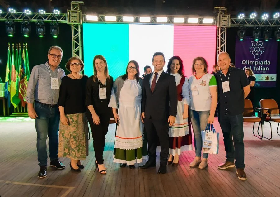 O Cônsul-Geral Valerio Caruso, de Porto Alegre, marcou presença na missa de abertura do 28º Encontro Nacional dos Difusores do Talian, em Nova Bassano, destacando a importância da preservação da cultura e língua Talian, um dialeto vêneto. 