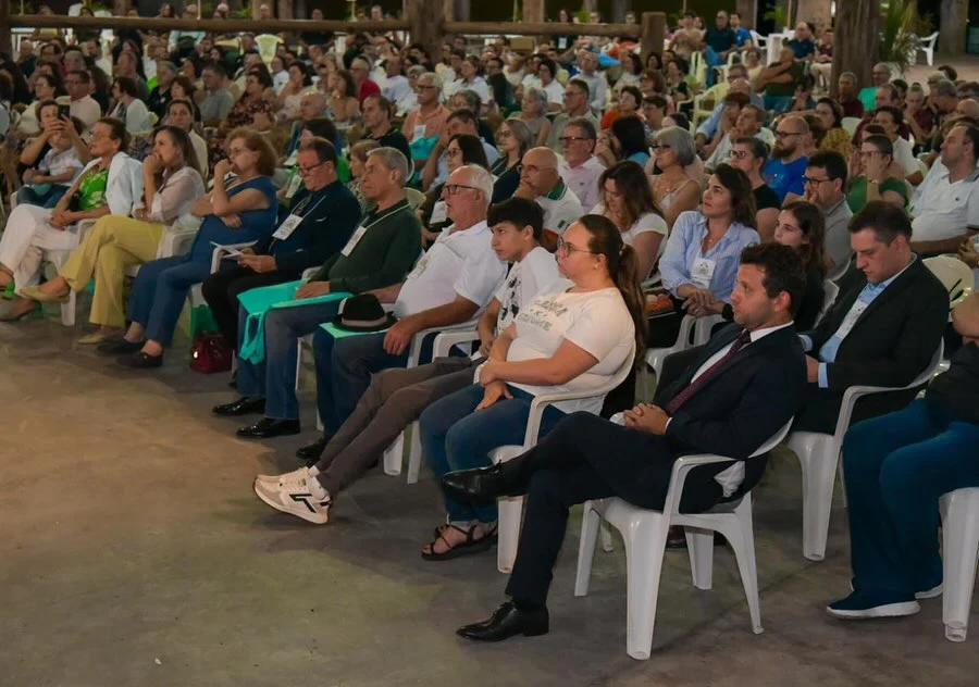 O Cônsul-Geral Valerio Caruso, de Porto Alegre, marcou presença na missa de abertura do 28º Encontro Nacional dos Difusores do Talian, em Nova Bassano, destacando a importância da preservação da cultura e língua Talian, um dialeto vêneto. 