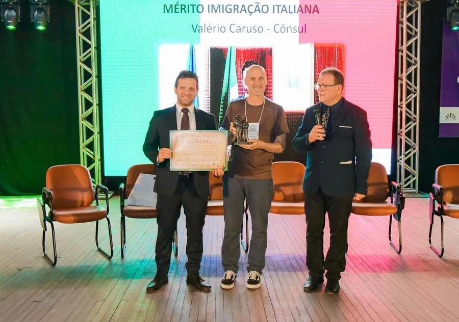 O Cônsul-Geral Valerio Caruso, de Porto Alegre, marcou presença na missa de abertura do 28º Encontro Nacional dos Difusores do Talian, em Nova Bassano, destacando a importância da preservação da cultura e língua Talian, um dialeto vêneto. 