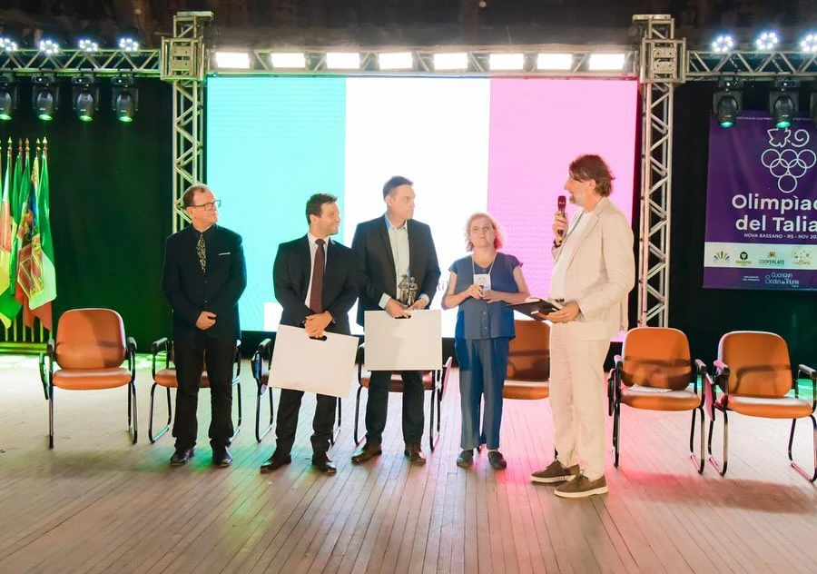 O Cônsul-Geral Valerio Caruso, de Porto Alegre, marcou presença na missa de abertura do 28º Encontro Nacional dos Difusores do Talian, em Nova Bassano, destacando a importância da preservação da cultura e língua Talian, um dialeto vêneto. 