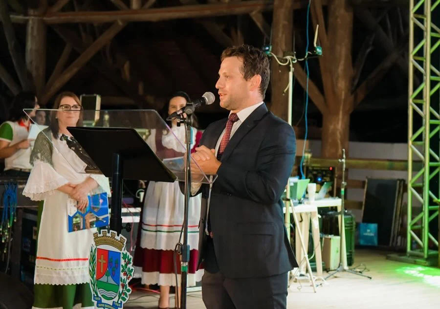 O Cônsul-Geral Valerio Caruso, de Porto Alegre, marcou presença na missa de abertura do 28º Encontro Nacional dos Difusores do Talian, em Nova Bassano, destacando a importância da preservação da cultura e língua Talian, um dialeto vêneto. 