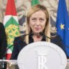 O governo italiano, de Giorgia Meloni, argumenta que a medida visa cobrir custos administrativos crescentes e modernizar os serviços consulares