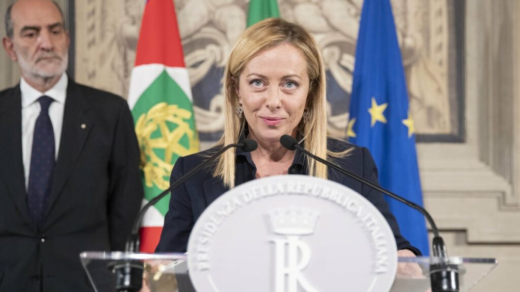 O governo italiano, de Giorgia Meloni, argumenta que a medida visa cobrir custos administrativos crescentes e modernizar os serviços consulares