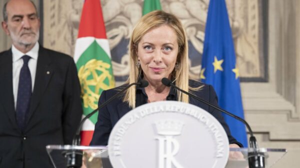 O governo italiano, de Giorgia Meloni, argumenta que a medida visa cobrir custos administrativos crescentes e modernizar os serviços consulares