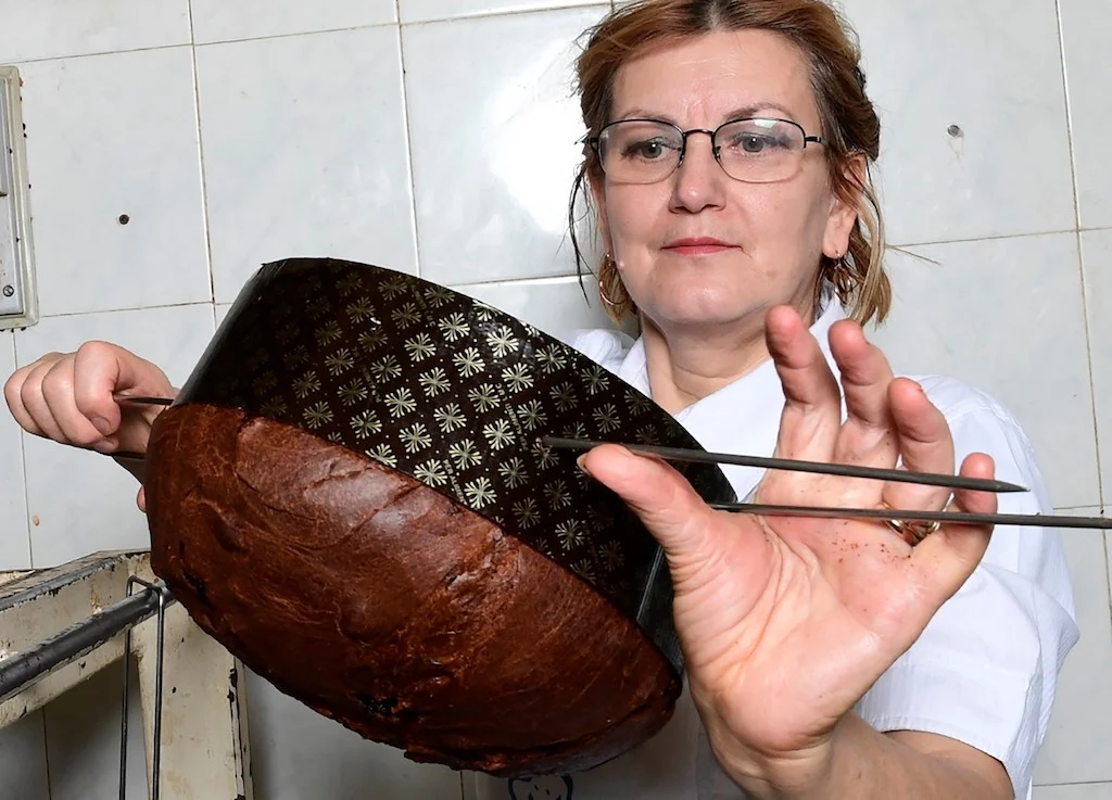 Um panetone deve ser pendurado de cabeça para baixo com espetos por várias horas para evitar que desmorone sobre si mesmo. Foto de MIGUEL MEDINA / AFP.