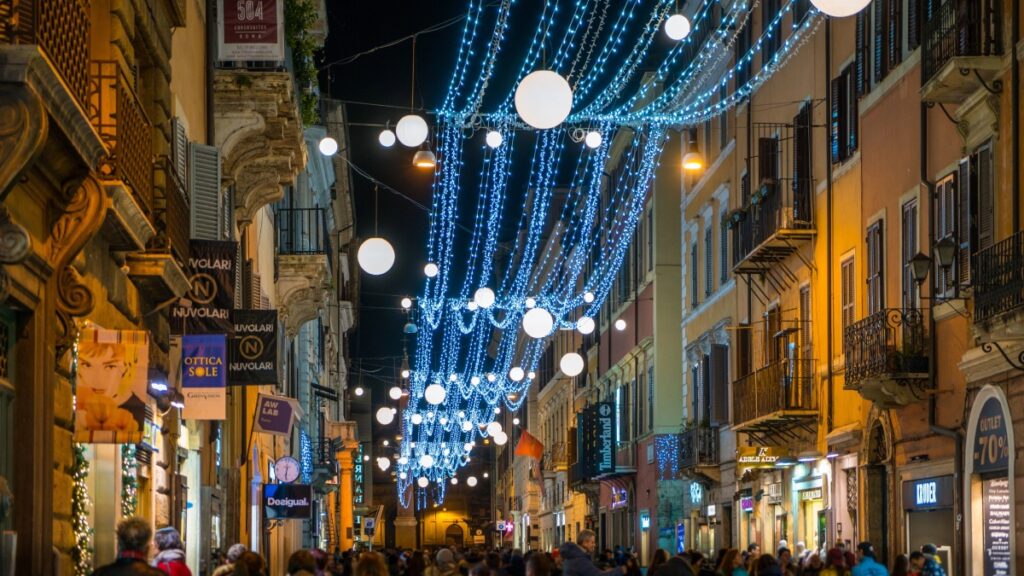 Via del Corso, en Roma, durante la Navidad | Foto: Depositphotos