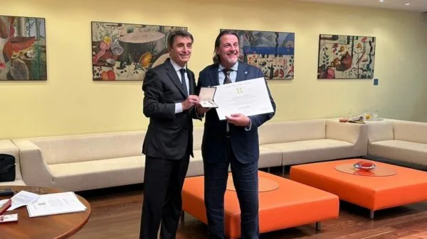 O Embaixador da Itália no Brasil, Alessandro Cortese, entrega a medalha de Cavaleiro da Ordem da Solidariedade ao Cônsul Honorário de Fortaleza, Vittorio Ghia, em cerimônia oficial; Porta contesta | Foto: Divulgação