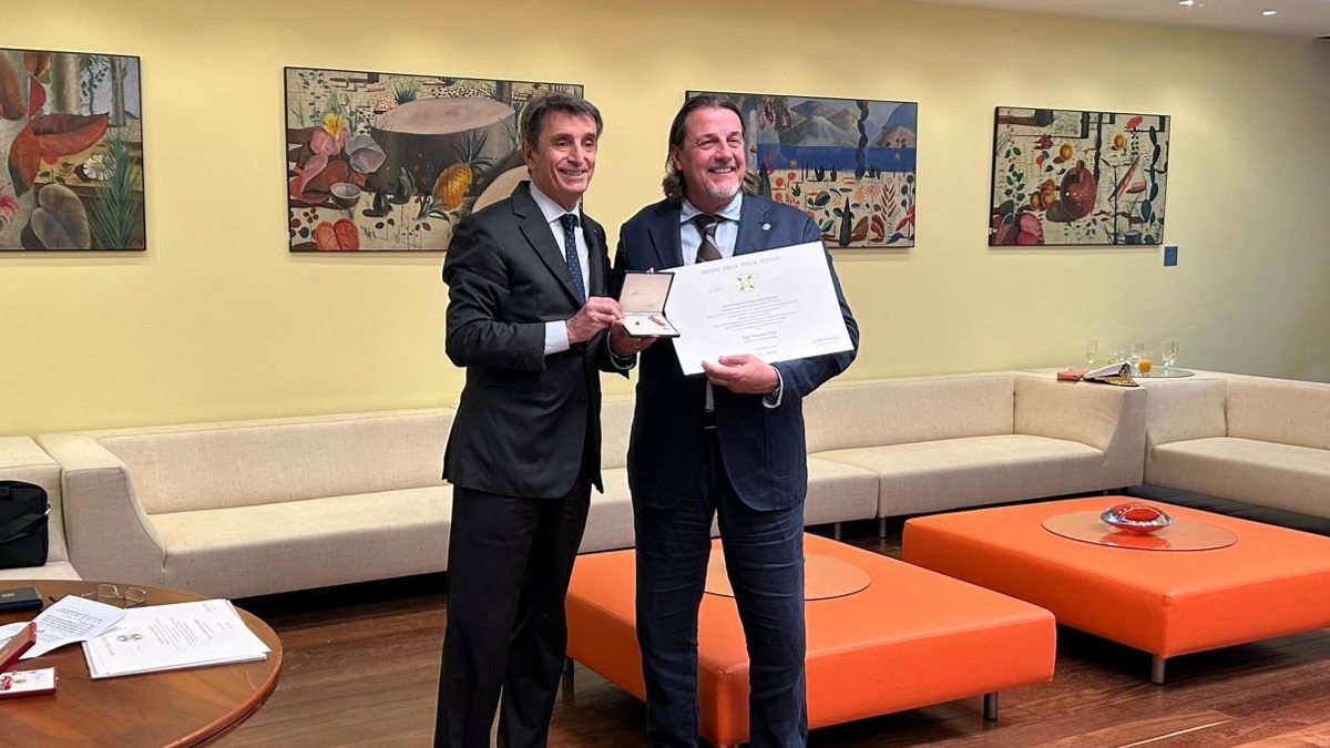 O Embaixador da Itália no Brasil, Alessandro Cortese, entrega a medalha de Cavaleiro da Ordem da Solidariedade ao Cônsul Honorário de Fortaleza, Vittorio Ghia, em cerimônia oficial; Porta contesta | Foto: Divulgação