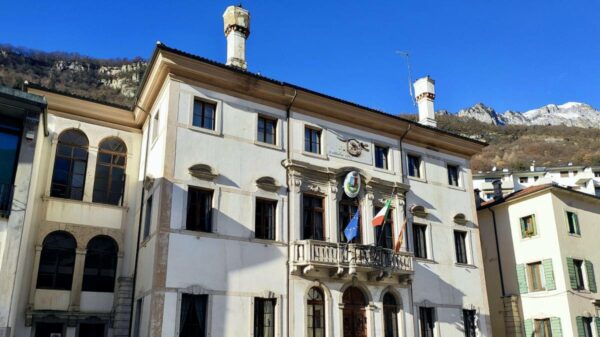 Fachada da prefeitura de Longarone, na Itália, centro da disputa judicial envolvendo atrasos na transcrição de cidadania italiana | Foto: Radio Piu