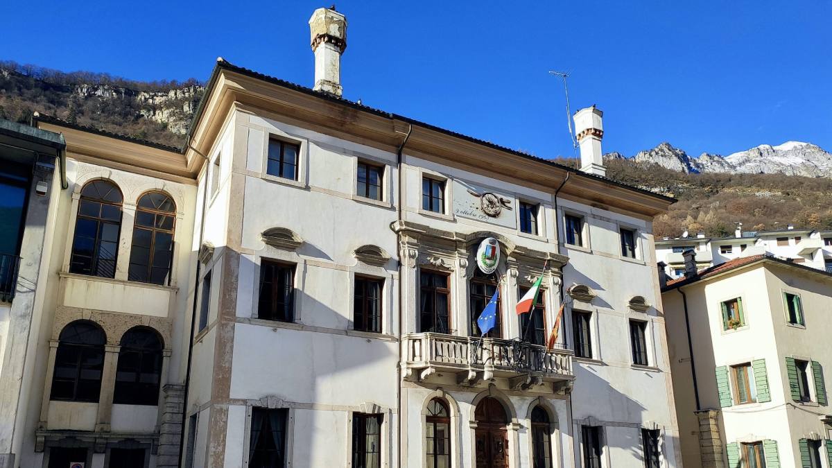 Fachada da prefeitura de Longarone, na Itália, centro da disputa judicial envolvendo atrasos na transcrição de cidadania italiana | Foto: Radio Piu