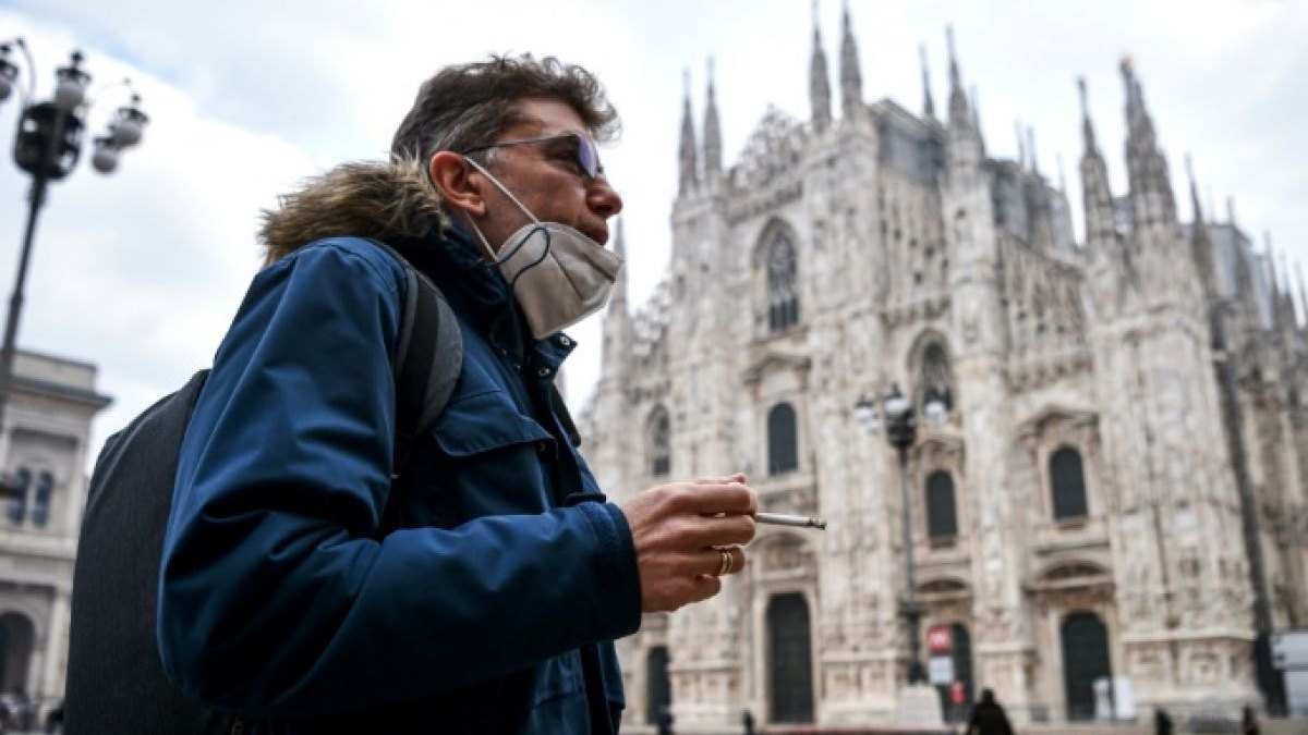 A partir de janeiro de 2025, Milão proibirá o fumo em lugares públicos quando houver pessoas a menos de 10 metros, como parte do Plano Ar e Clima para reduzir a poluição e emissões de CO2 | Foto: AFP