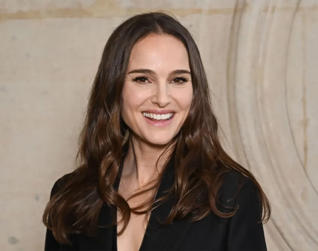 Natalie Portman
A atriz, conhecida por papéis icônicos como em Cisne Negro, possui cidadania americana e israelense. Portman nasceu em Israel, mas cresceu nos Estados Unidos, onde consolidou sua carreira de sucesso.