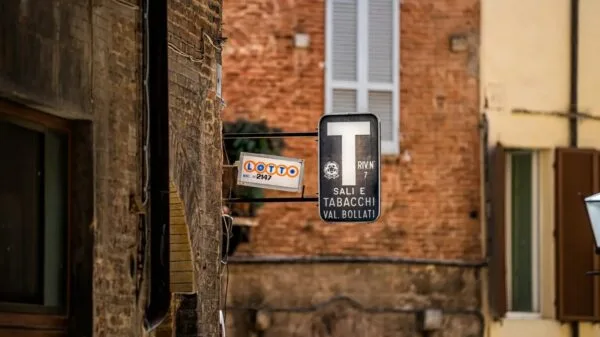 A famosa placa com a letra "T" é um símbolo universal das tabacarias italianas, encontradas em cada esquina | Foto: iStock