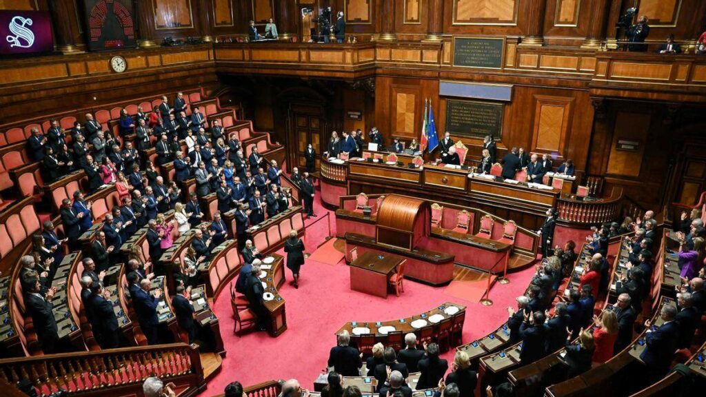 Plenário do Senado italiano: Tabela com os novos valores para reconhecimento de cidadania italiana | Depositphotos