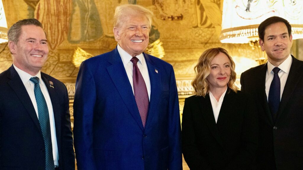 A primeira-ministra italiana, Giorgia Meloni, encontrou-se com o presidente eleito Donald Trump (ao centro), acompanhada pelo senador Marco Rubio (à direita) e pelo deputado Michael Waltz (à esquerda) em Mar-a-Lago, em Palm Beach, Flórida, no sábado. Governo Italiano/Reuters