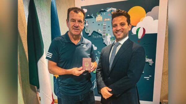 Dunga exibe seu passaporte italiano durante visita ao Consulado Italiano em Porto Alegre | Foto: Reprodução/Consulado