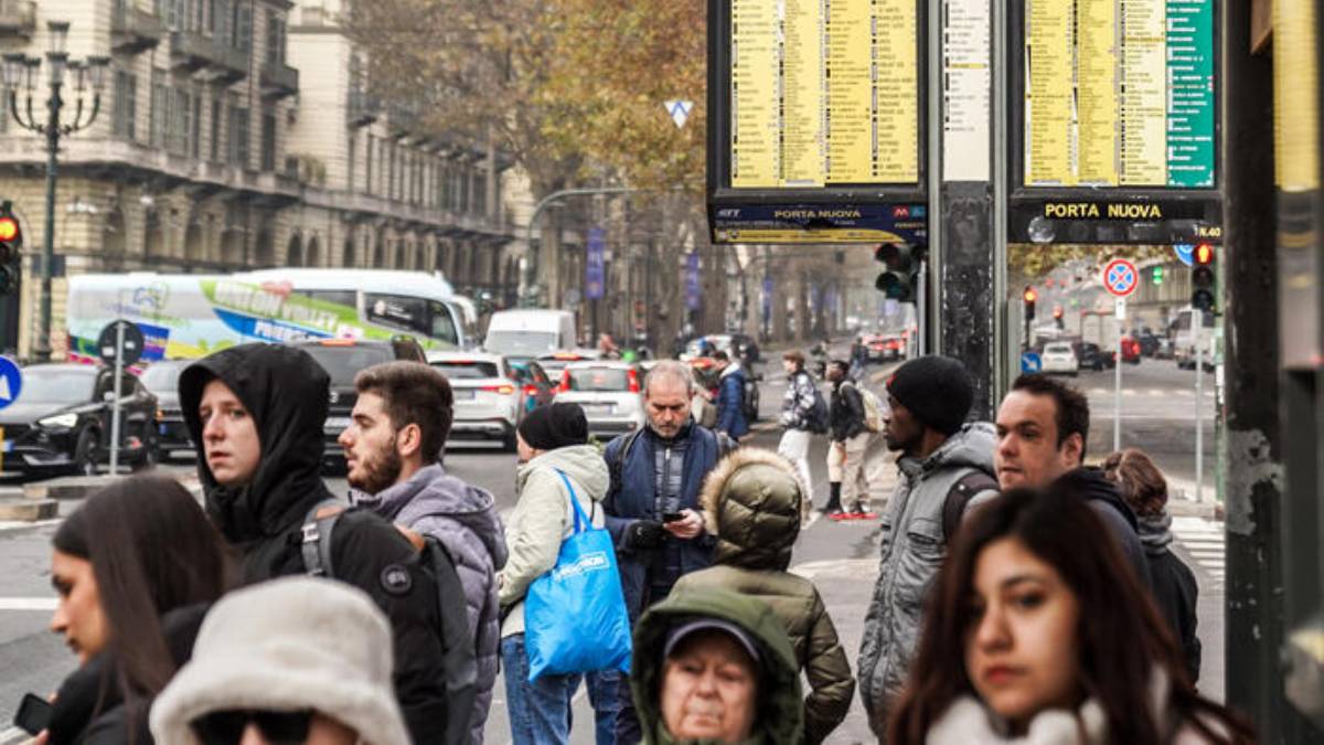 Trabalhadores protestam contra salários baixos e por melhorias.