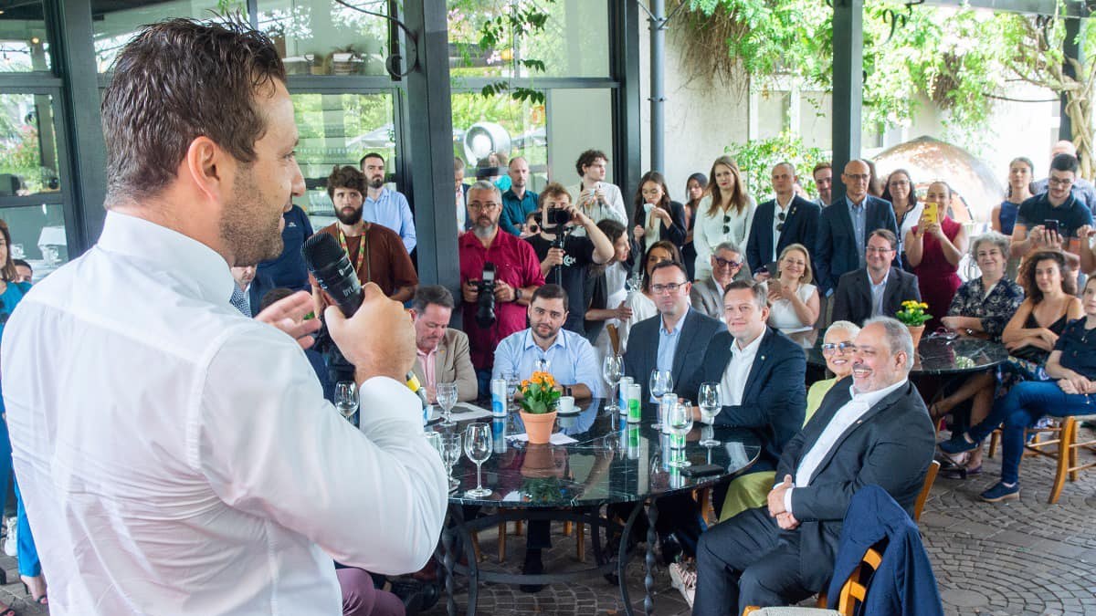 O cônsul-geral da Itália em Porto Alegre, Valerio Caruso, discursa durante a cerimônia de abertura das celebrações dos 150 anos da imigração italiana no estado, em Bento Gonçalves | Foto: Divulgação