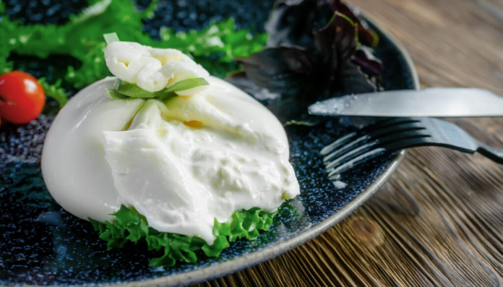 A Burrata, queijo fresco italiano com interior cremoso, perfeito para pratos sofisticados.