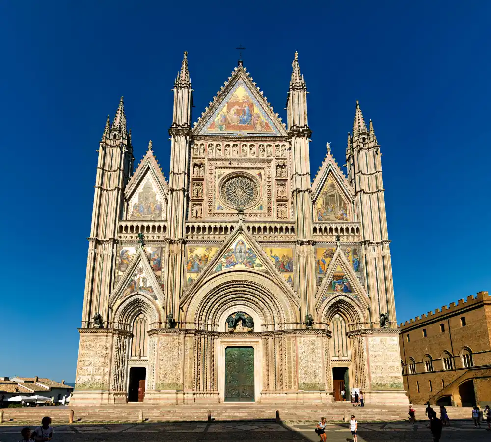 A Catedral de Orvieto, um marco da arte gótica, atrai visitantes de todo o mundo | Foto: Depositphotos 