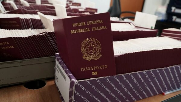 Requerentes aguardam meses para agendar emissão de passaportes italianos em São Paulo | Foto: Eco di Bergamo