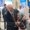 Während des Gipfeltreffens in Abu Dhabi kniete Edi Rama nieder und versuchte, Giorgia Meloni als Geburtstagsgeschenk einen Schleier aufzuhängen, was Reaktionen hervorrief | Foto: Reproduktion