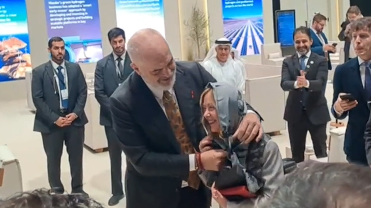 Durante a cúpula em Abu Dhabi, Edi Rama ajoelhou-se e tentou colocar um véu em Giorgia Meloni como presente de aniversário, gerando reações | Foto: Reprodução