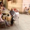 Idosos italianos reunidos em um café ao ar livre em Veneza, destacando a importância do convívio social para a longevidade | Foto: Depositphotos