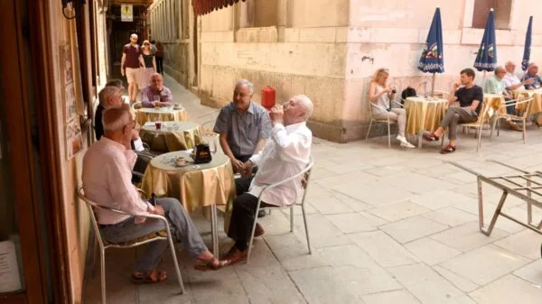 Idosos italianos reunidos em um café ao ar livre em Veneza, destacando a importância do convívio social para a longevidade | Foto: Depositphotos