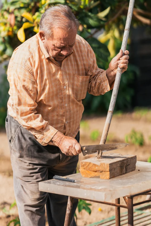 Idoso italiano trabalhando em um projeto artesanal ao ar livre, exemplo de como manter a mente ativa contribui para a longevidade | Foto: Depositphotos