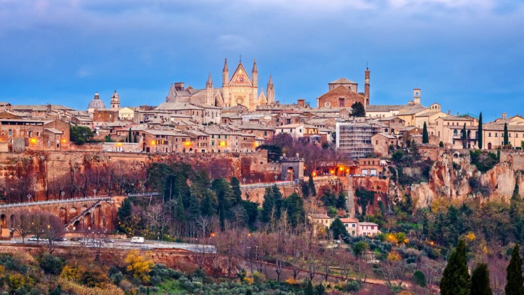 Orvieto encanta com seu charme medieval e vista para o Vale do Tibre | Foto: Depositphotos