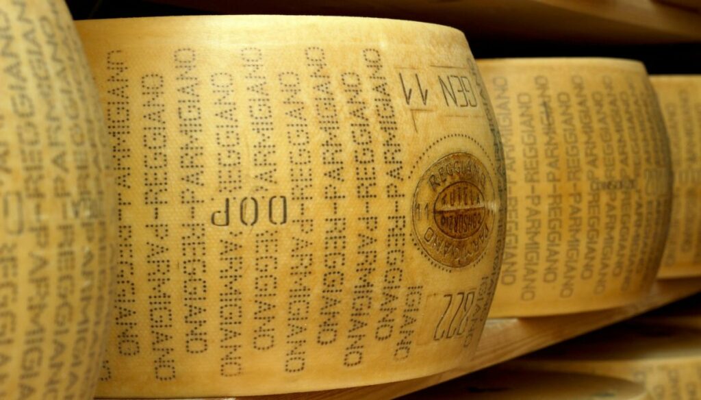 Parmigiano Reggiano, uma das maiores excelências italianas, famoso por sua textura e sabor intenso.