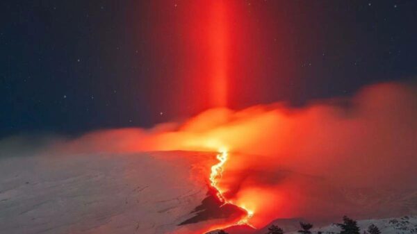 Raios solares refletidos na superfície da montanha formaram fenômeno de luzes vermelhas no amanhecer.