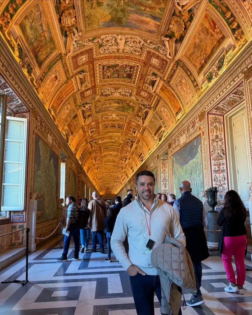 Márcio Carpena no Museu do Vaticano, mais especificamente na Galeria dos Mapas | Foto: Instagram 