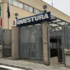 Entrada da Questura de Ancona, sede da Polícia Estadual responsável por investigações e registro de denúncias na Itália | Foto: Corriere Adriatico