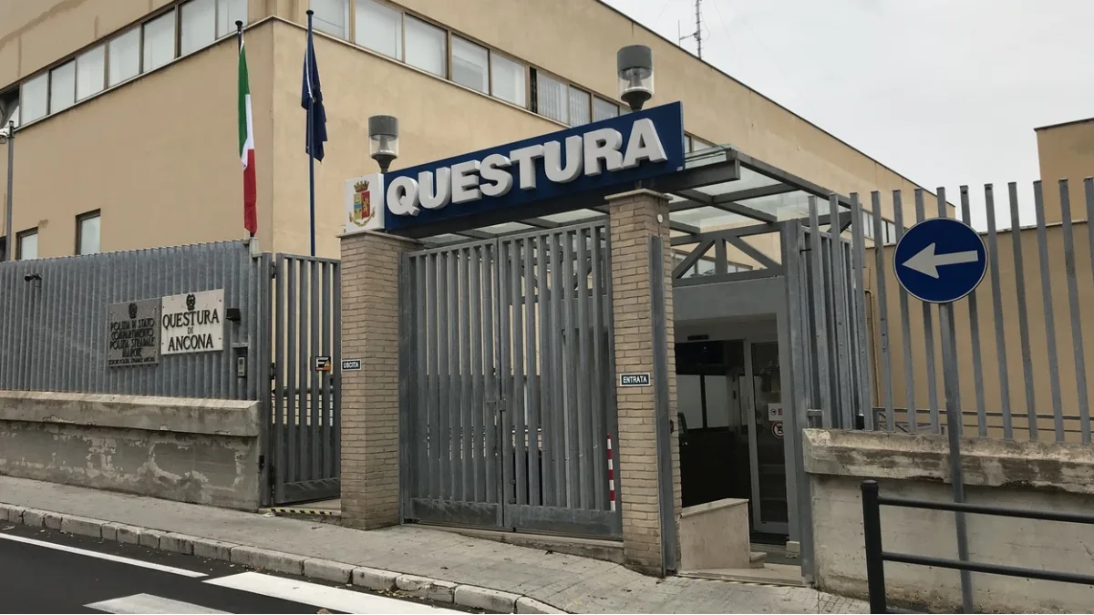 Entrada da Questura de Ancona, sede da Polícia Estadual responsável por investigações e registro de denúncias na Itália | Foto: Corriere Adriatico
