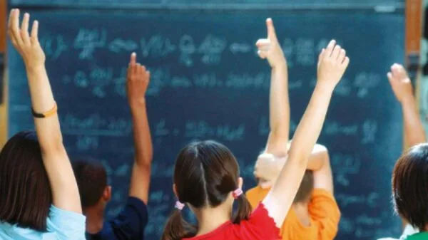 Governo Meloni veta linguagem neutra nas escolas italianas, incluindo uso do schwa | Foto: Depositphotos