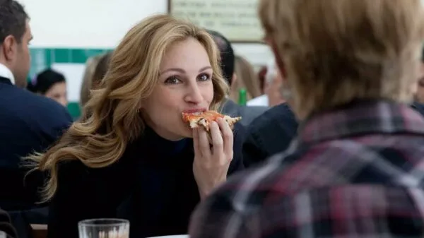 Cena do filme "Comer, Rezar, Amar" (2010), em que a protagonista saboreia uma pizza na L'Antica Pizzeria da Michele, em Nápoles | Foto: Divulgação