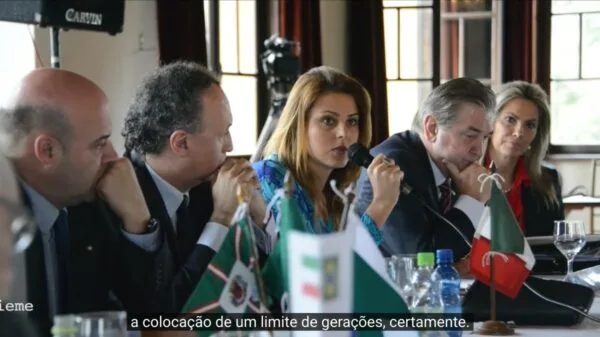 Trecho do vídeo de 2017, em que Renata Bueno sugere a limitação da cidadania por geração | Foto: YouTube/Insieme