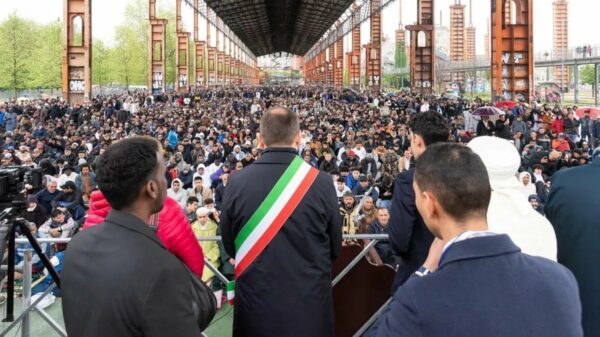 Muslim worshippers take part in the closing prayer of Ramadan in Parco Dora, Turin | Photo: Matteo Secci/LaPresse