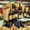 Seleção de vinhos italianos em loja especializada: Chianti e outras denominações de origem entre os destaques de vendas em 2024 | Foto: Depositphotos