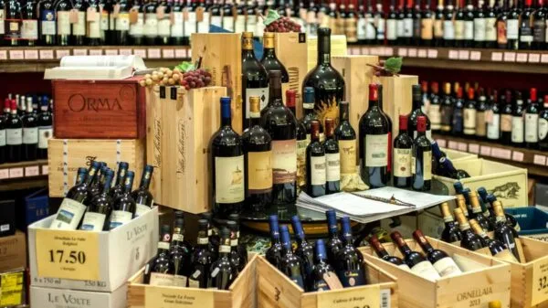 Seleção de vinhos italianos em loja especializada: Chianti e outras denominações de origem entre os destaques de vendas em 2024 | Foto: Depositphotos