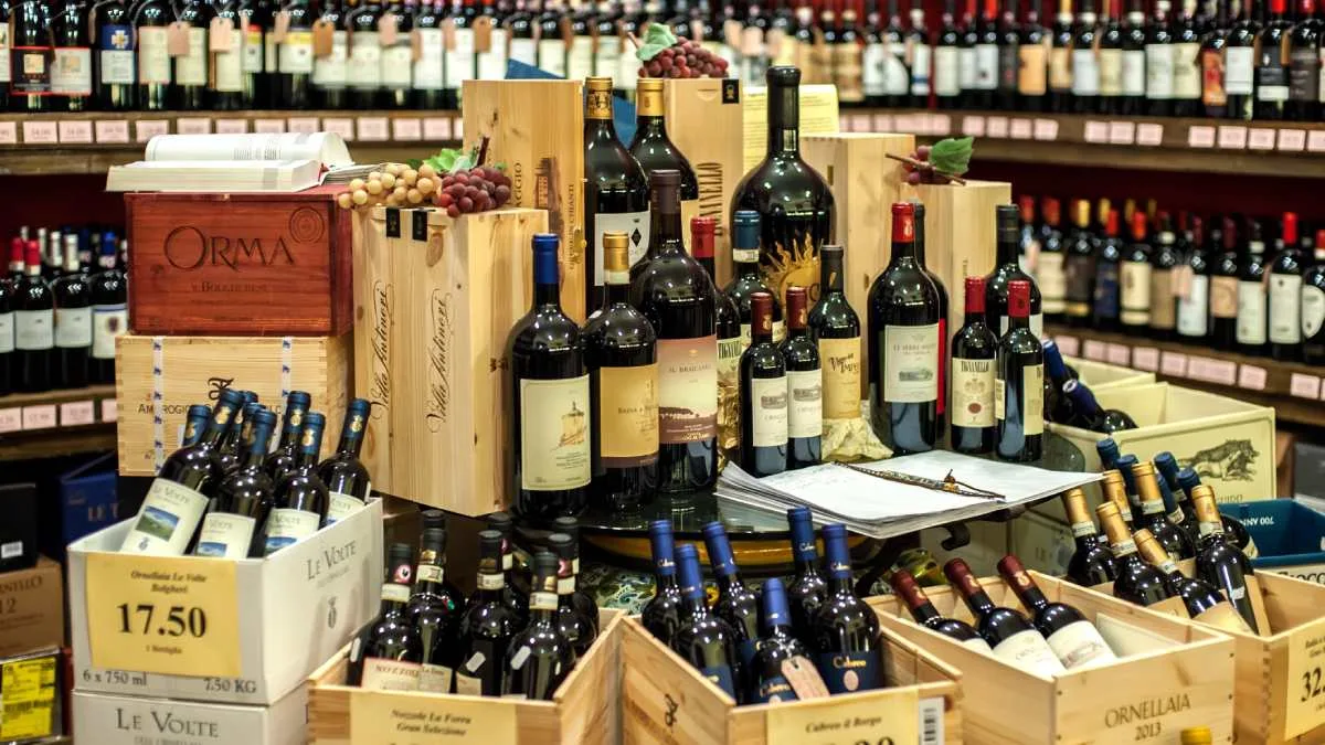 Seleção de vinhos italianos em loja especializada: Chianti e outras denominações de origem entre os destaques de vendas em 2024 | Foto: Depositphotos