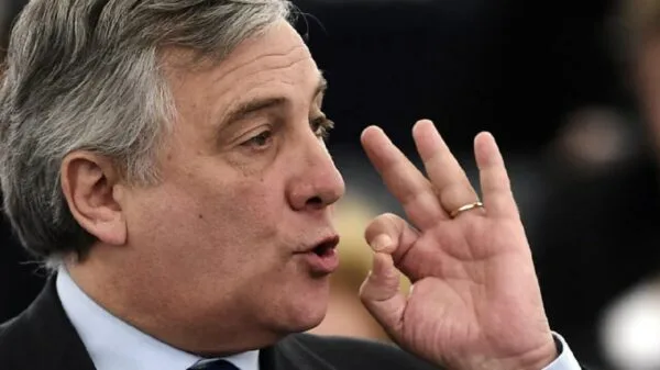 Antonio Tajani, atual ministro das Relações Exteriores da Itália (MAECI), é uma das principais vozes a favor da limitação do reconhecimento automático da cidadania italiana para descendentes no exterior | Foto: Frederick Florin/AFP
