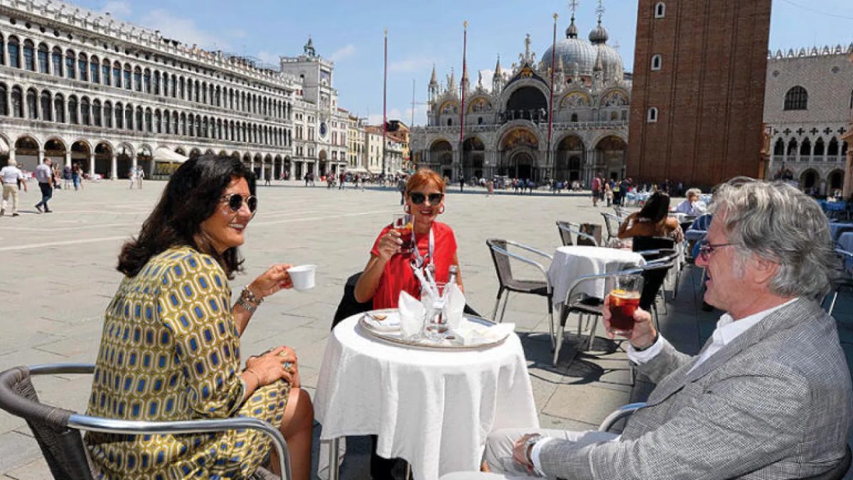 Desfrutar a aposentadoria na Itália significa aproveitar momentos relaxantes em cenários históricos, como a Praça de São Marcos, em Veneza | Foto: AFP