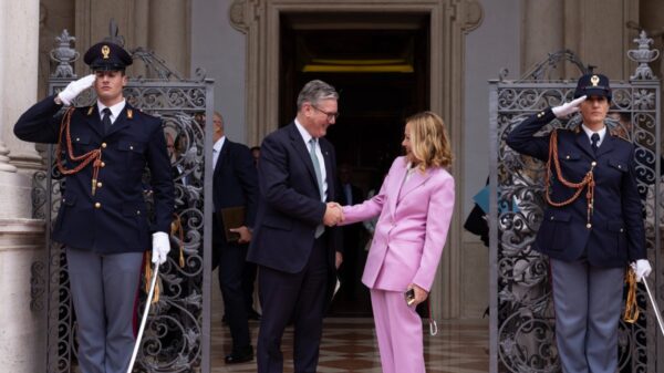 Keir Starmer e Giorgia Meloni, primeiros-ministros do Reino Unido e da Itália, respectivamente. | Foto: Divulgação