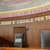 Tribunal italiano com a inscrição "La legge è uguale per tutti" ("A lei é igual para todos"), um princípio fundamental da justiça na Itália.