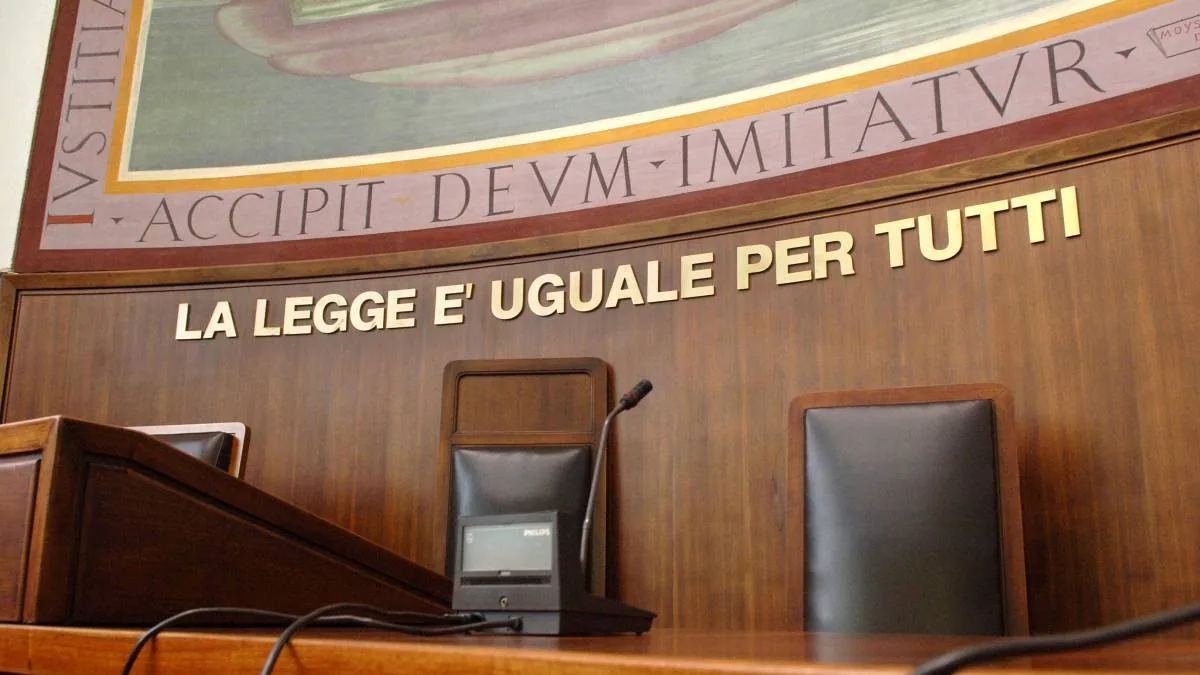 Tribunal italiano com a inscrição "La legge è uguale per tutti" ("A lei é igual para todos"), um princípio fundamental da justiça na Itália.