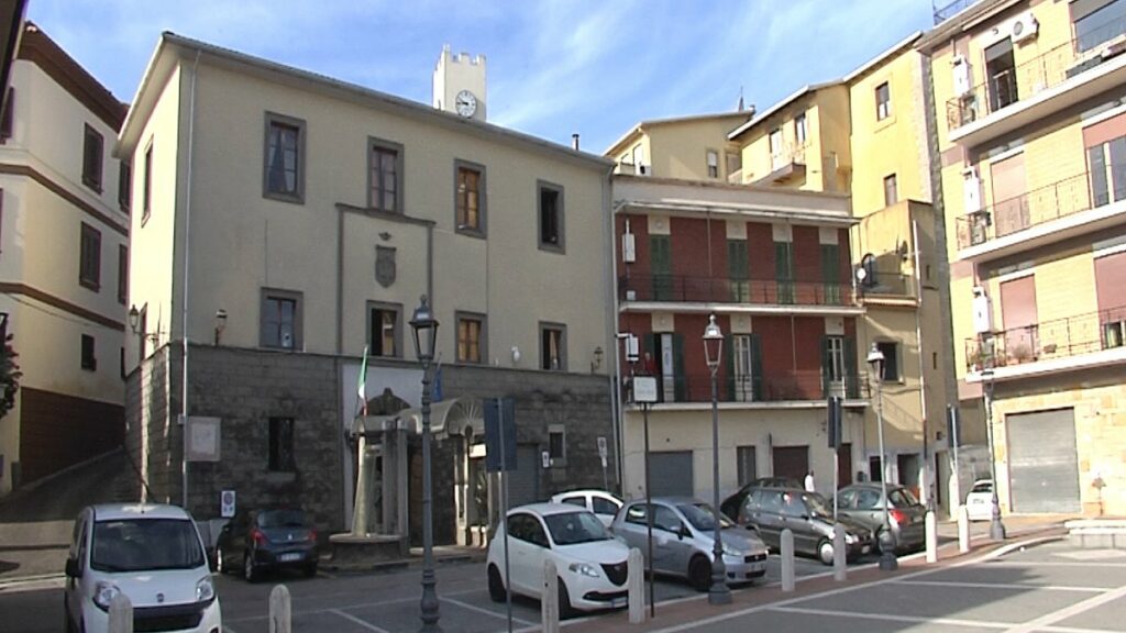Fachada da prefeitura de Torrice, uma das cidades onde foram concedidas cidadanias italianas sob investigação | Foto: Teleuniverso