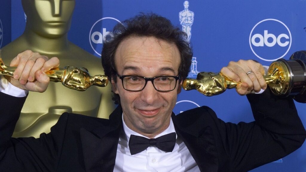 Roberto Benigni celebra as duas estatuetas do Oscar conquistadas em 1999, por Melhor Ator e Melhor Filme Estrangeiro com ‘A Vida é Bela’